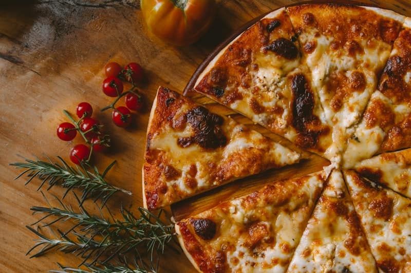 Pizza Margherita aus dem Holzofen